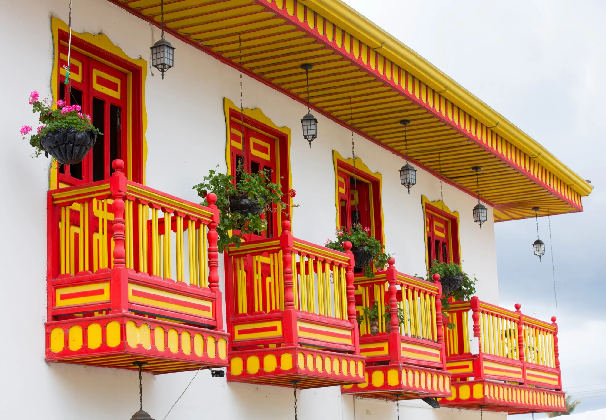 balcon-tradicional-fachada-casa-filandia-colombia
